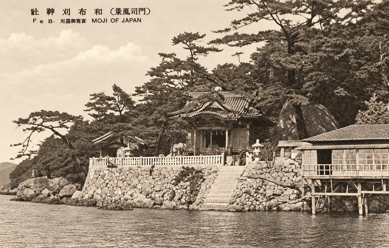 海に面して建つ往時の社殿の古写真・補正版