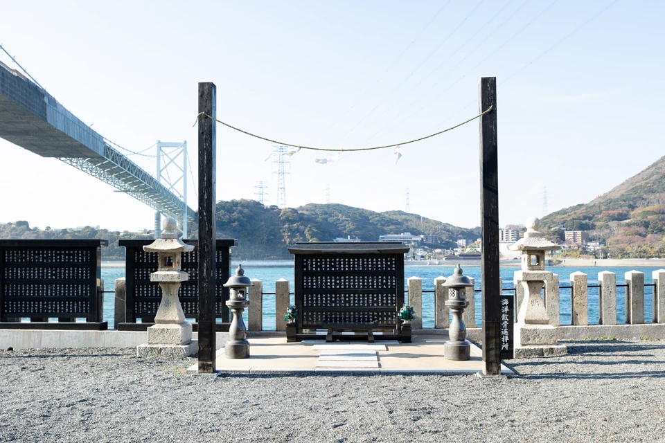 関門海峡に面した遥拝所の芳名碑