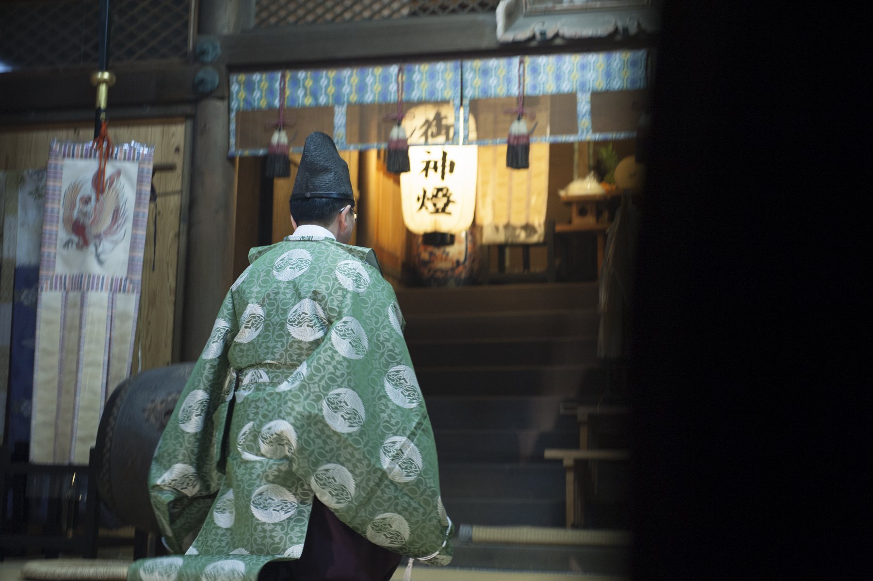 御神前で祈願を執り行う神職