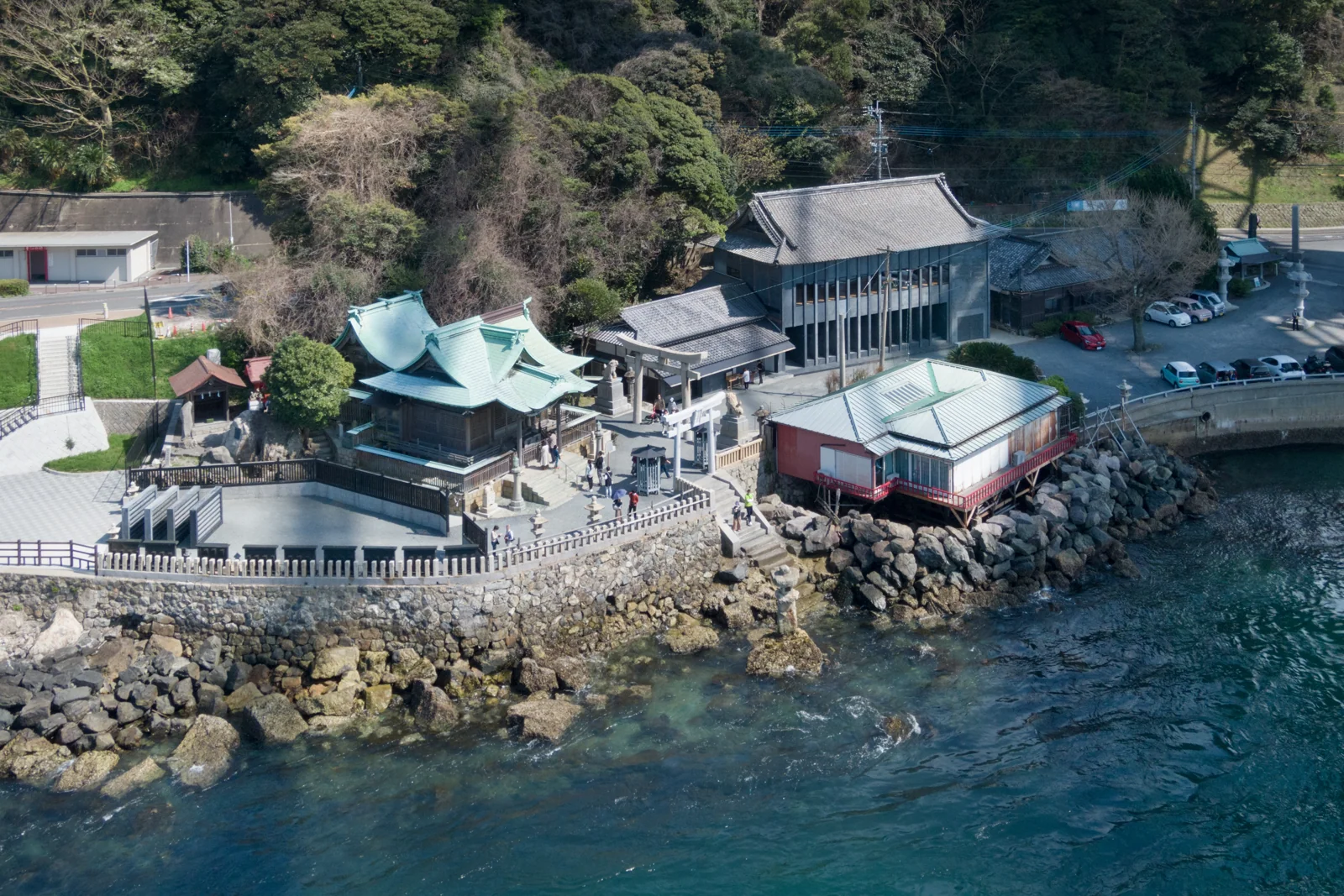 関門海峡のほとりに鎮座する和布刈神社