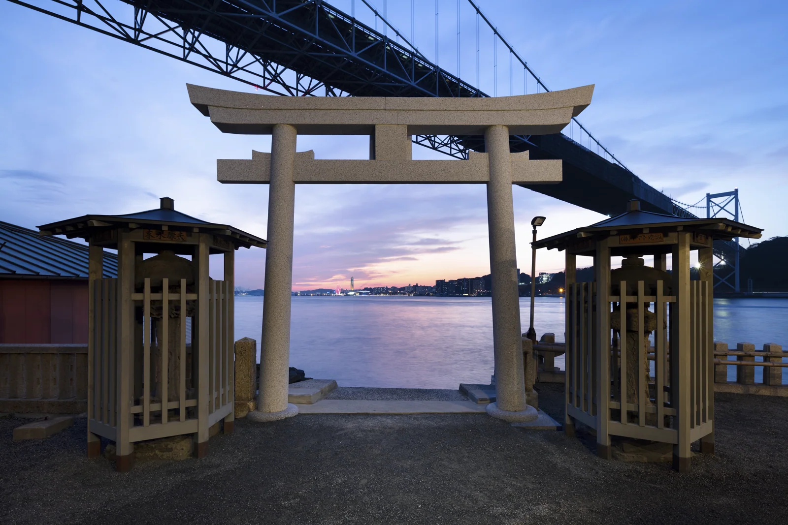 夕暮れの関門海峡へひらく和布刈神社の鳥居